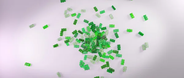 Transparente verde doce goma ursos que colocam fundo — Fotografia de Stock