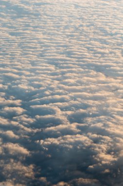 Gökyüzü ve bulutlar bir uçak penceresinden