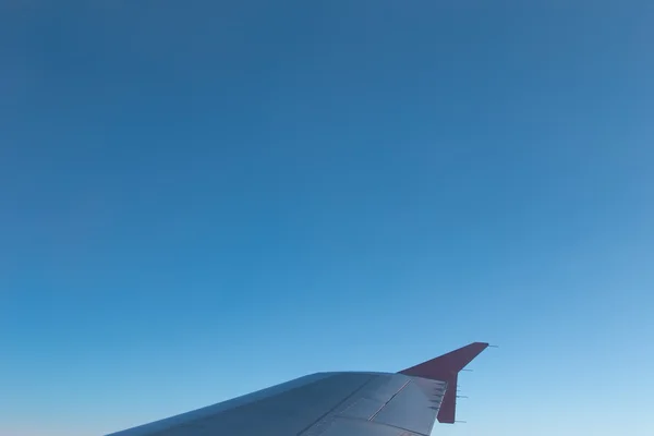 Lucht en wolken vanuit een vliegtuigraam — Stockfoto