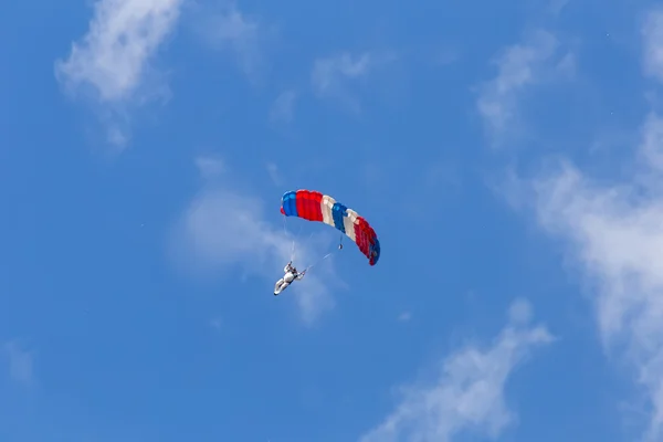 Pára-quedista entre as nuvens e o céu azul — Fotografia de Stock