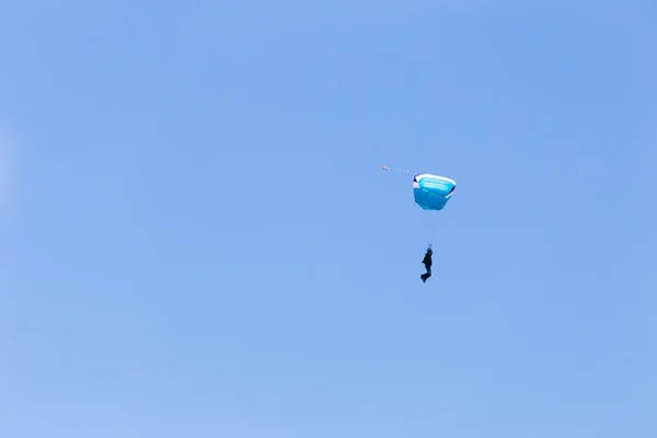 Fallskärmshoppare bland molnen och blå himmel — Stockfoto