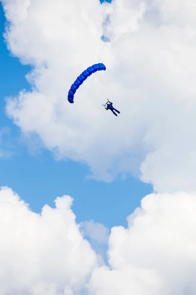 Pára-quedista entre as nuvens e o céu azul — Fotografia de Stock