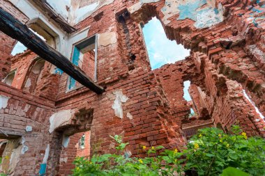 bulutlar bir arka plan üzerine bina terk edilmiş bir tuğla parçası