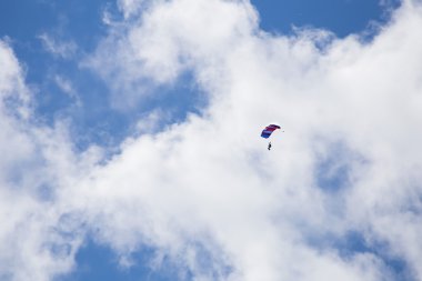 Skydiver mavi gökyüzü ve bulutlar arasında