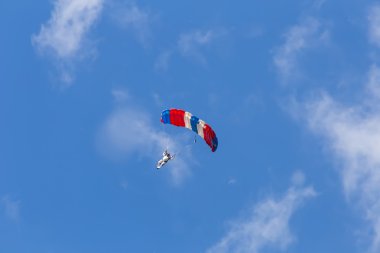 Skydiver mavi gökyüzü ve bulutlar arasında