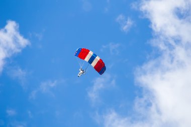 Skydiver mavi gökyüzü ve bulutlar arasında