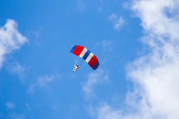 Pára-quedista entre as nuvens e o céu azul — Fotografia de Stock