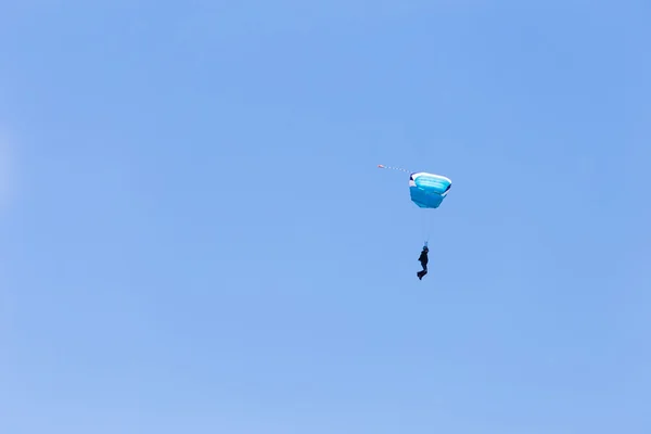 Pára-quedista entre as nuvens e o céu azul — Fotografia de Stock