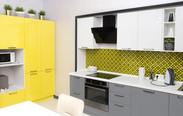 Interior de la cocina en colores amarillos, iluminador y gris Ultimate — Foto de Stock