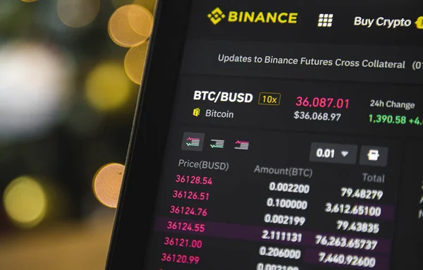 Moskova, Rusya - 14.01. 2021: Arka planda Binance sikke logosu olan kripto para birimleri yığını üzerine Bitcoin BTC.