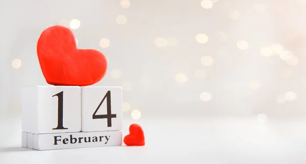 Espectáculo de calendario de madera del 14 de febrero con corazón rojo — Foto de Stock
