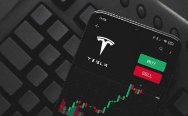 Ufa, Rusya - 16 Şubat 2021: Ekran akıllı telefonunda Tesla logosu. Tesla hisselerinin yükselişi ve düşüşü borsada. satın alma ve satma.