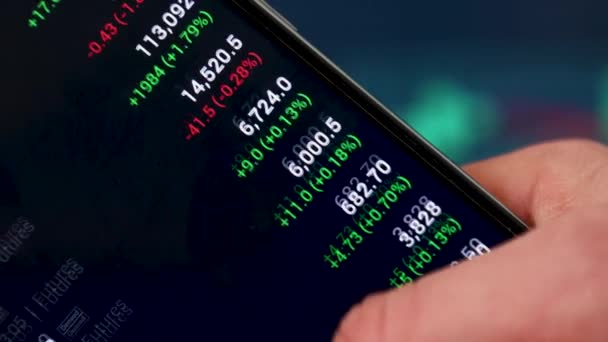 Человек использует смартфон, фондовый рынок. падение акций и рост запасов. — стоковое видео