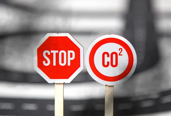 CO2 'yi durdurun. Çevre kirliliği sorunu, araba ve fabrikalardan karbon emisyonu sorunu. karbon ayak izi