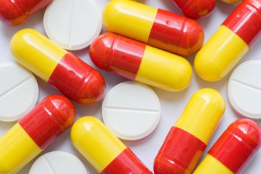 Farklı hapların ve tabletlerin makro görüntüsü. Düz konum üst görünüm. Eczane web sitesi için arkaplan ve afiş