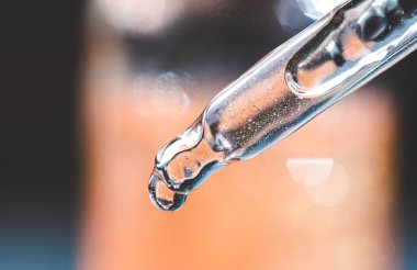 Pipetten, kozmetik şişe serumuna düşer. cilt bakımı