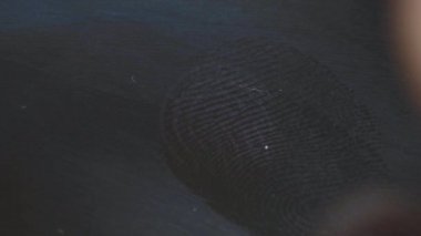 Kadın parmak izini çözdü, makroyu temizledi.