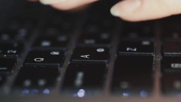 ノートパソコンのキーボードで入力するビジネス女性の手の閉鎖 — ストック動画