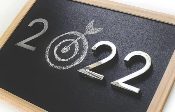 2022 del objetivo central del tablero de dardos. negocio golpeando para lograr el objetivo en 2022 año. — Foto de Stock