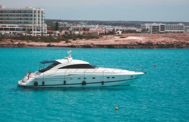 Akdeniz 'in mavi sularında beyaz bir yat yüzüyor.