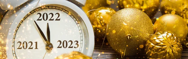 Changement de 2021 à 2022 sur l'horloge. Réveillon du Nouvel An et Noël. Réveil et boules dorées de Noël — Photo