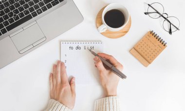 Kadın el işi yapılacaklar listesi ve 2022 'nin not defteri planları. Gelecek yılın hedefleri