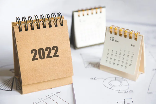 2022 Calendrier et graphiques d'affaires sur la vue de dessus de table. planification et fixation des objectifs pour l'année à venir — Photo
