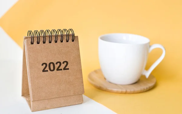 Calendario 2022 en la mesa con taza de café. —  Fotos de Stock