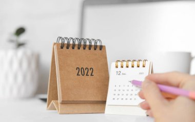 Ofis masasında iki takvim 2022. Gelecek yıl için plan