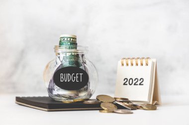 Bütçe planlama kavramı. Takvim 2022 ve kumbaralı sikkeler