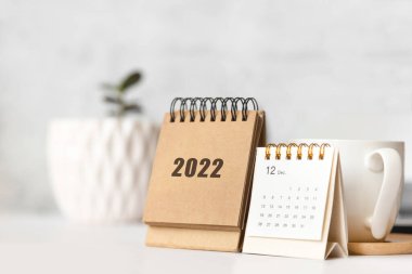 Ofis masasında iki takvim 2022. Gelecek yıl için plan