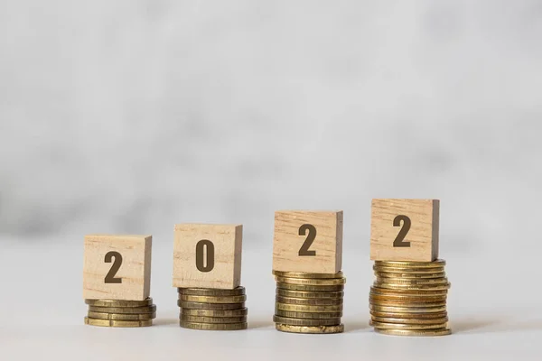 Financial plan on 2022 year. Wooden cubes on coins, Budget planing concept. — Fotografia de Stock