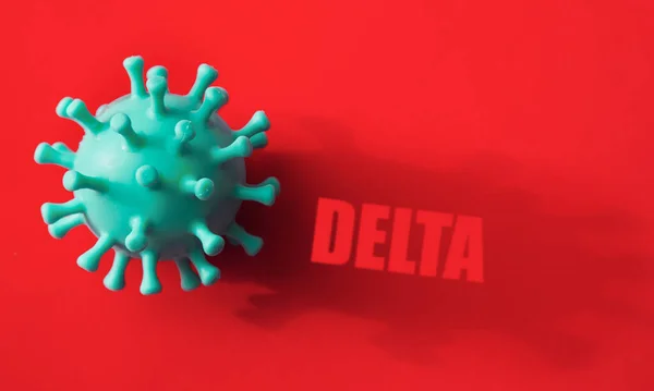 Delta plus molekula oronaviru na červeném pozadí. pandemická covid-19. kopírovat prostor pro text. minimalismus barev. — Stock fotografie