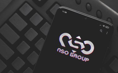 Ufa, Rusya - 9 Ağustos 2021: Ekran akıllı telefonunda logo NSO grubu.