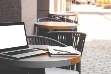 Bilgisayarlı bir kafede uzaktan çalışma. Boş uzay bilgisayar ekran modellemesi