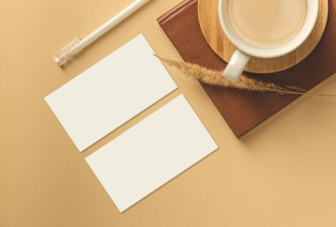 Bej arka planda yatay, boş kağıt kartvizitleri düzenle. Minimal ticari marka şablonu. Düz yatış, üst görünüm