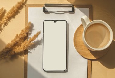 Ekran akıllı telefonunu bej doğaya göre ayarla. Minimum iş telefonu çerçevesi ve sunum için boş ekran konsepti. Düz yatış, üst görünüm