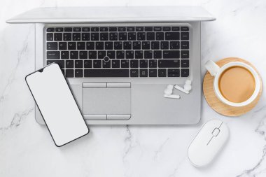 Mermer ofis masasına akıllı telefon kurgula. Minimum iş telefonu çerçevesi ve sunum için boş ekran konsepti. Düz yatış, üst görünüm