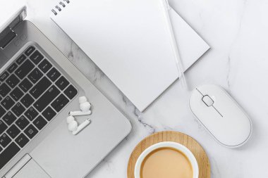 Boş kağıt defter ve bardak mermer ofis masasında..