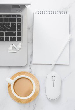 Boş kağıt defter ve bardak mermer ofis masasında..