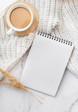 Boş kağıt defter ve bardak mermer ofis masasında..