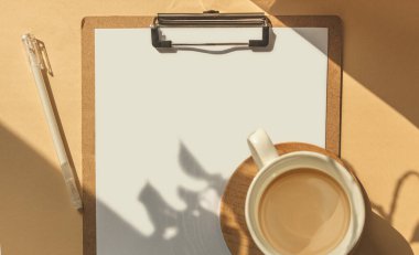 Yatay boş koyun kağıtları, bej arka planda gölge örtülü bitkiler. Minimal ticari marka şablonu. Düz yatış, üst görünüm.