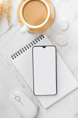 Mermer ofis masasına akıllı telefon kurgula. Minimum iş telefonu çerçevesi ve sunum için boş ekran konsepti. Düz yatış, üst görünüm.