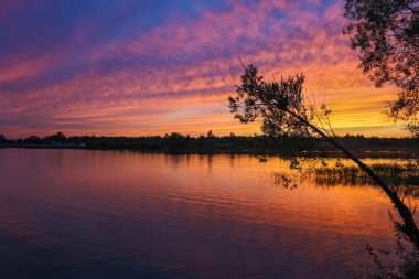 Gölün üzerinde gün batımı