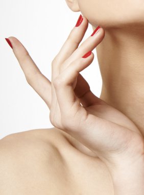 Kırmızı oje ile el