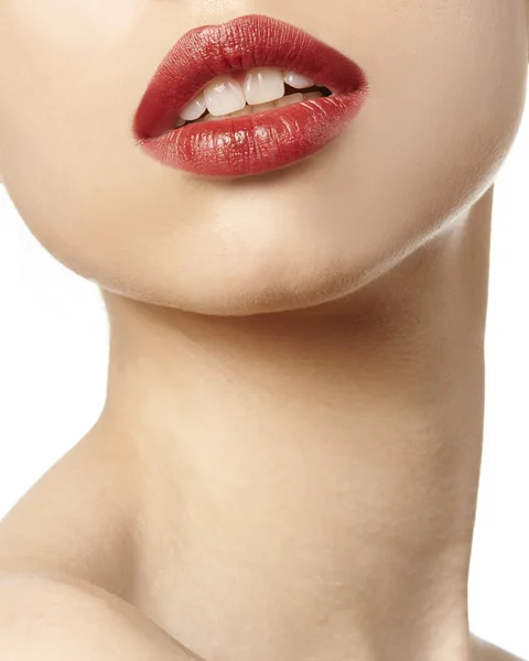 Kırmızı ruj ile ağız