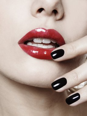 kırmızı parlak ruj ile ağız 