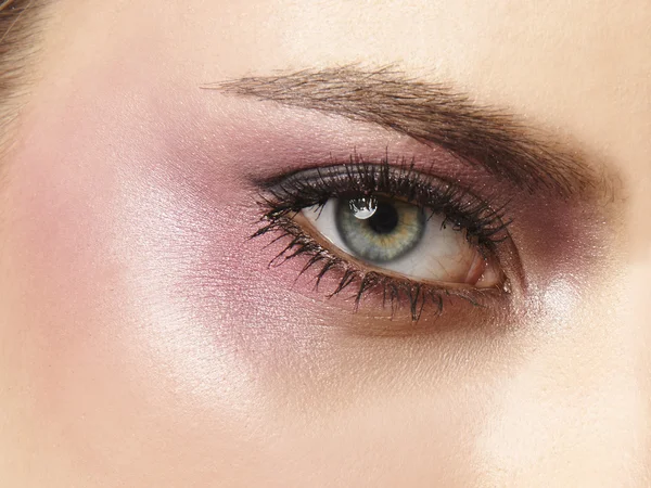 Oog met roze oogschaduw — Stockfoto