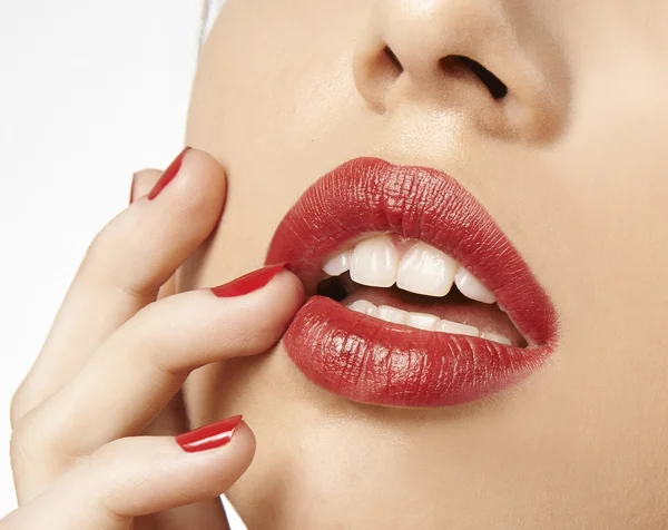 Женский рот с красной помадой — стоковое фото