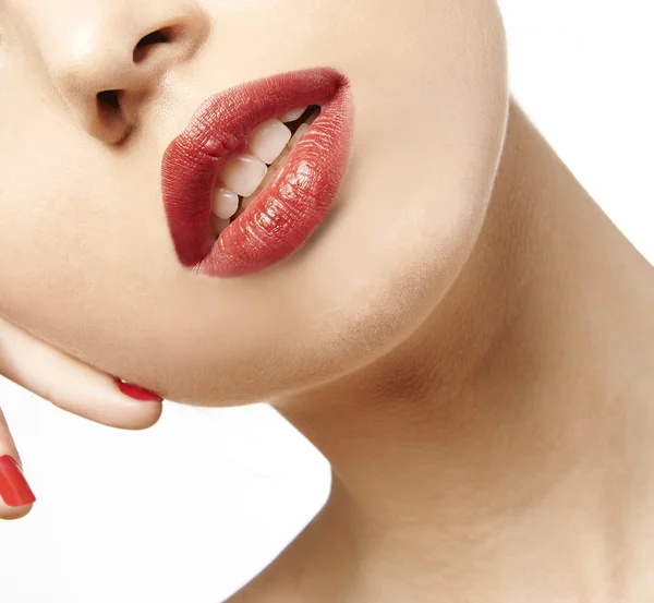 Vrouw mond met rode lippenstift — Stockfoto